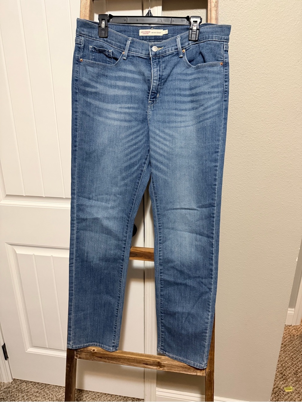Levi's Straight Leg Jeans in Medium Blue Wash